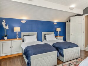 5 bedrooms, free WiFi, bed sheets - 5 bedroom accommodation in Geldeston, near Beccles (Geldeston, near Beccles)