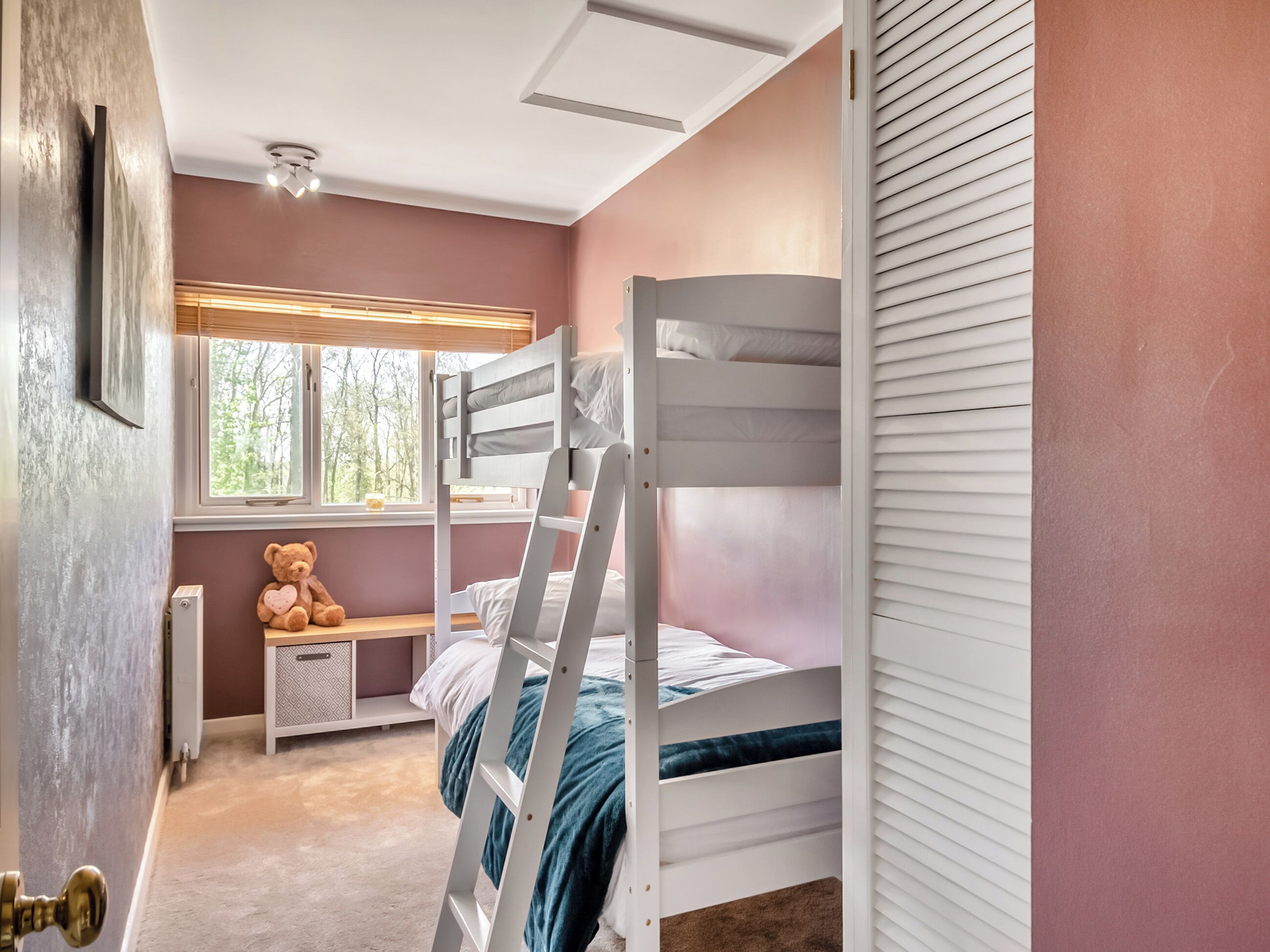 5 bedrooms, free WiFi, bed sheets