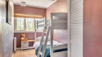 5 bedrooms, free WiFi, bed sheets