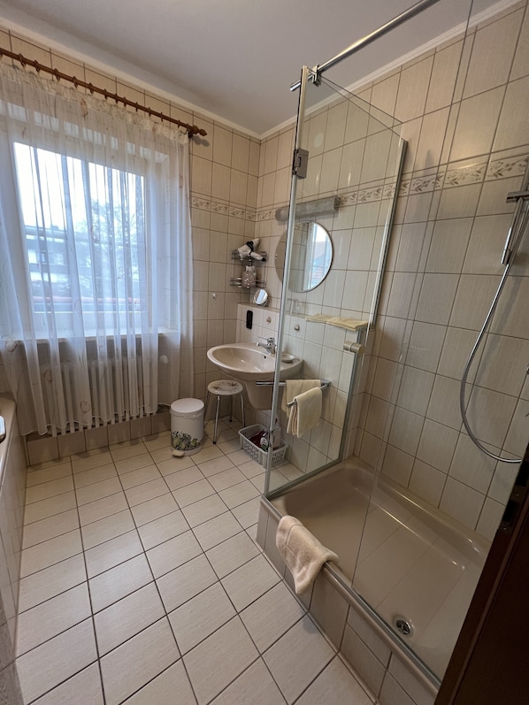 Hårtork, handdukar, tvål och toalettpapper
