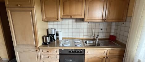Refrigerador, horno, parrilla de estufa y cafetera y tetera