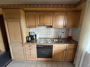 Fridge, oven, stovetop, coffee/tea maker - Gemütliche Ferienwohnung in Seenähe in Wasserburg am Bodensee (Wasserburg (Bodensee))