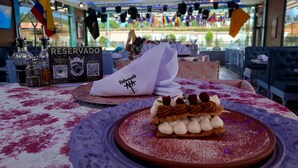 A restaurant setting with a table set for dining, featuring a dessert and a reservation sign. - CLUB EL LLANO (Cómbita)
