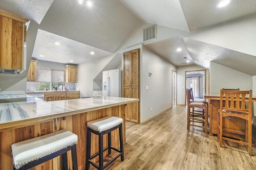 Luxury cabin, Sleeps 14, HOT TUB