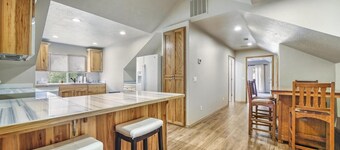 Luxury cabin, Sleeps 14, HOT TUB