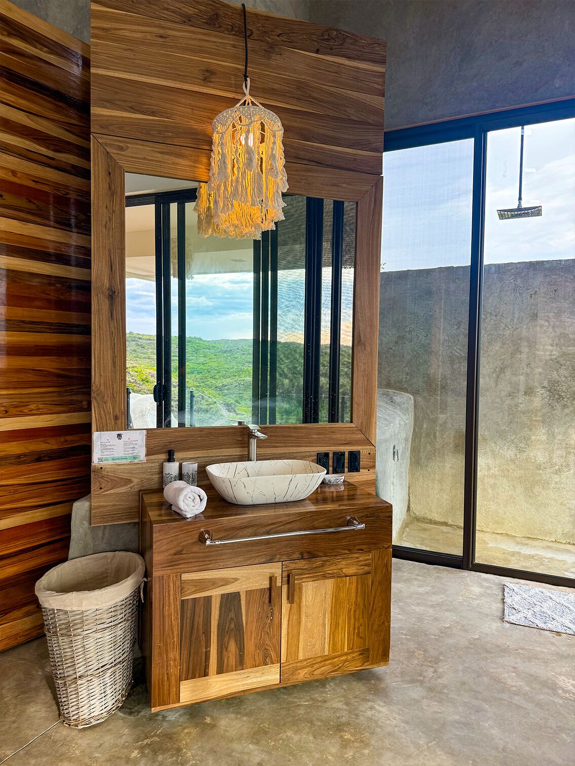 Sèche-cheveux, serviettes fournies, savon, shampoing