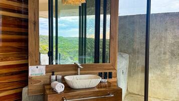 Sèche-cheveux, serviettes fournies, savon, shampoing