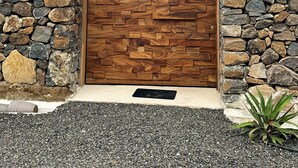 Un edificio con fachada de piedra y puerta de madera.