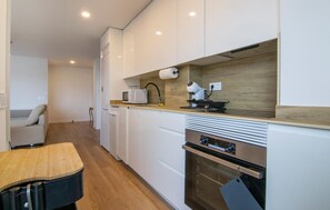 Frigorífico, horno, placa de cocina y lavavajillas