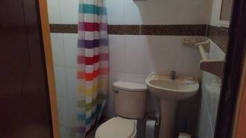 Douche, serviettes fournies, savon, papier toilette