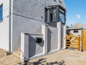 Exterior detail - Ideal holiday accommodation for up to eight guests near Lyme Regis beaches. (Lyme Regis)