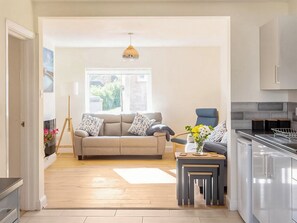 Living area - Ideal holiday accommodation for up to eight guests near Lyme Regis beaches. (Lyme Regis)