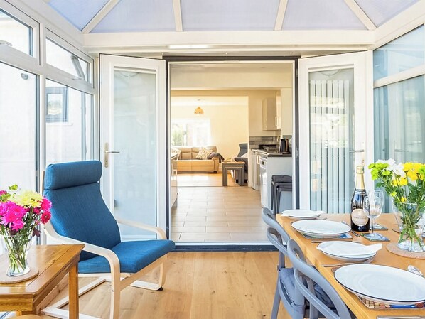Dining - Ideal holiday accommodation for up to eight guests near Lyme Regis beaches. (Lyme Regis)