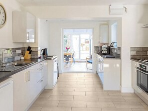 Dishwasher, high chair - Ideal holiday accommodation for up to eight guests near Lyme Regis beaches. (Lyme Regis)