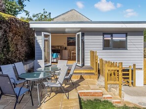 Outdoor dining - Ideal holiday accommodation for up to eight guests near Lyme Regis beaches. (Lyme Regis)