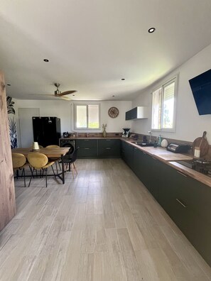 Køleskab, mikrobølgeovn, ovn, kogeplade