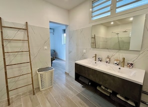 Shower, hair dryer, towels, toilet paper - Villa Perle de Corot T5 Proche Centre-ville et Plages (Grande-Terre)