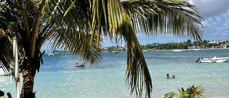 サンラウンジャー、ビーチタオル