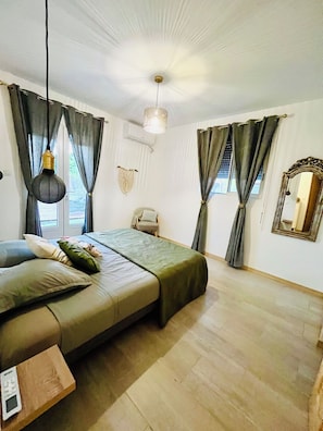 4 chambres, bureau, fer et planche à repasser, accès au Wi-Fi (inclus)