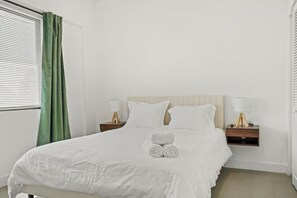 2 habitaciones, tabla de planchar con plancha y cuna de viaje 