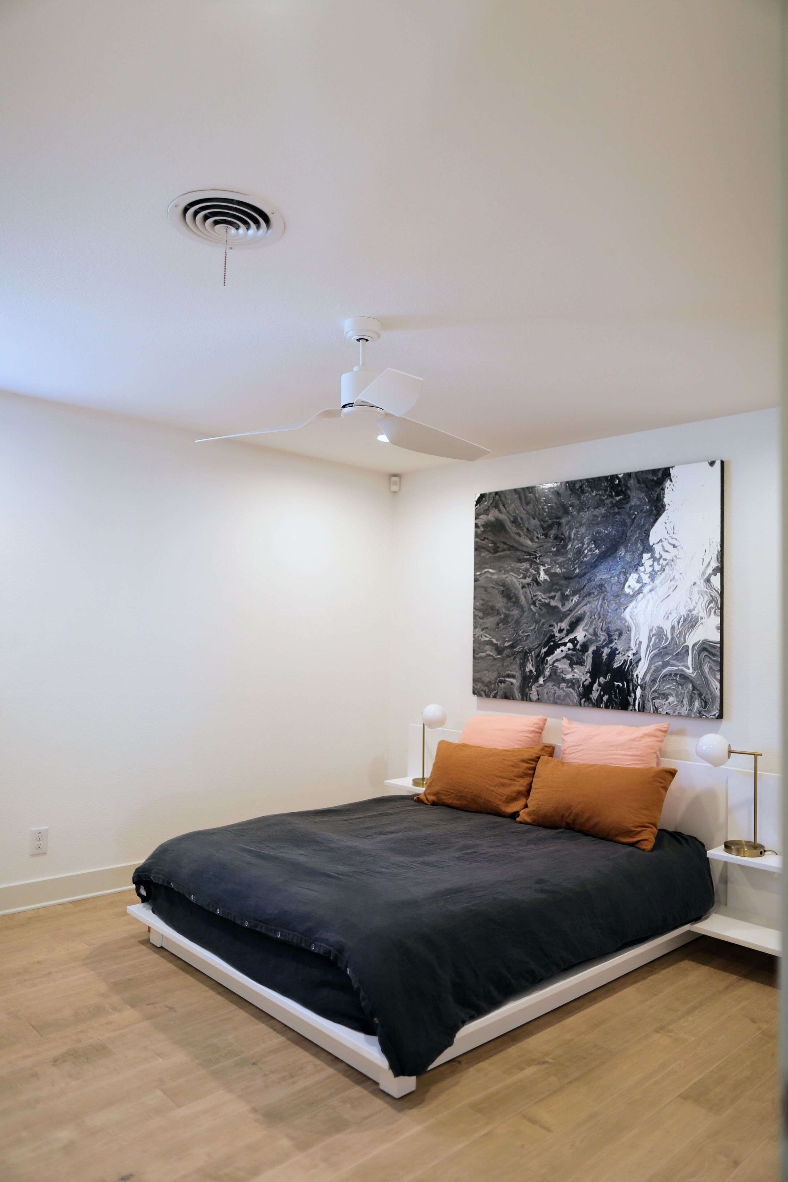 2 bedrooms, desk, iron/ironing board, WiFi