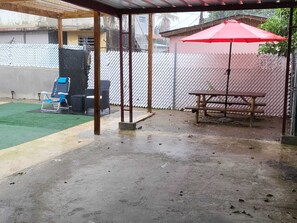 Outdoor dining - Modern, spacious, luxurious home with swimming pool, hot water with BBQ grill. (Guaynabo)