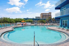 Una piscina al aire libre, una piscina climatizada