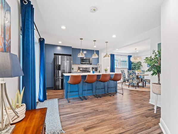 Køleskab, mikrobølgeovn, ovn, kogeplade