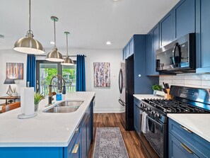 Køleskab, mikrobølgeovn, ovn, kogeplade