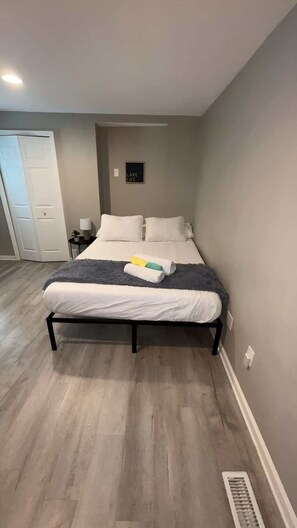 1 soverom, strykejern/-brett, reiseseng for barn og wi-fi (inkludert)