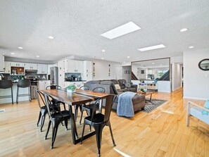 Dining - Lake Front|Kayaks|Hot Tub|Sleeps 8 (Akron)