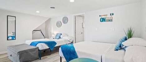 4 habitaciones, escritorio y tabla de planchar con plancha