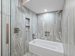 Shower, hair dryer, towels, shampoo - Lake Front - Kayaks - Hot Tub - Sleeps 8 (Akron)