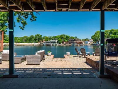 Lake Front - Kayaks - Hot Tub - Sleeps 8