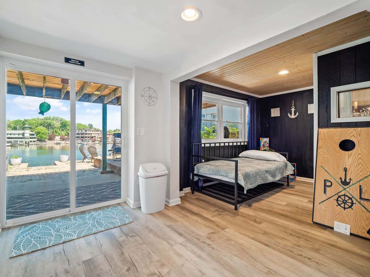 4 habitaciones, tabla de planchar con plancha y cuna de viaje 