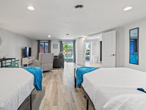 4 habitaciones, escritorio y tabla de planchar con plancha