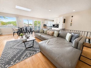 Smart TV, fireplace, offices - Lake Front - Kayaks - Hot Tub - Sleeps 8 (Akron)