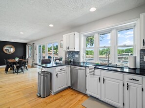 Køleskab, mikrobølgeovn, ovn, kogeplade