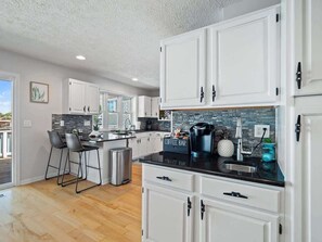 Kjøleskap, mikrobølgeovn, ovn og kokeplater