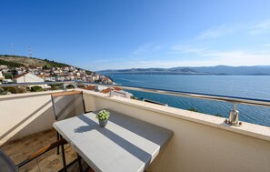 Outdoor dining - Amazing apartment in Komarna with WiFi (Komarna)