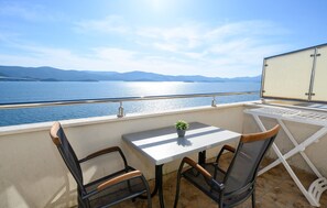 Outdoor dining - Amazing apartment in Komarna with WiFi (Komarna)