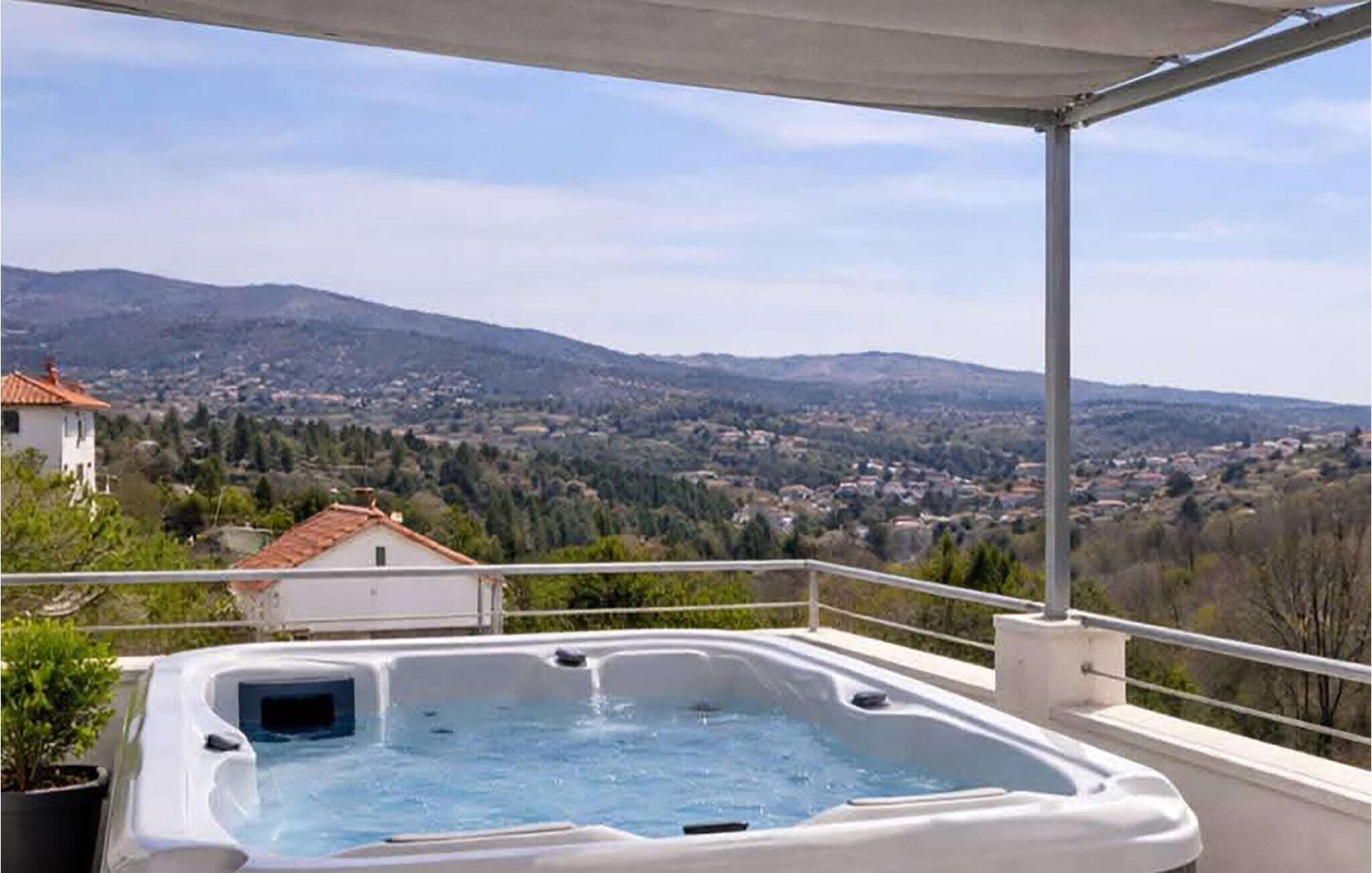 Bañera de hidromasaje al aire libre