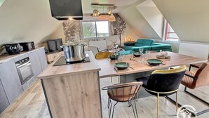 Un loft moderno con cocina, comedor y sala de estar.