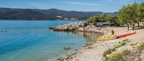 Una playa cerca