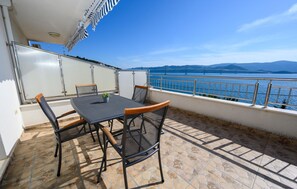 Outdoor dining - Lovely apartment in Komarna with WiFi (Komarna)