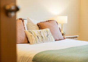 3 sovrum, skrivbord, strykjärn/strykbräda och resesäng