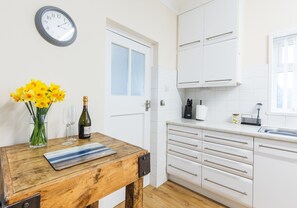 Kylskåp, mikrovågsugn, ugn och diskmaskin