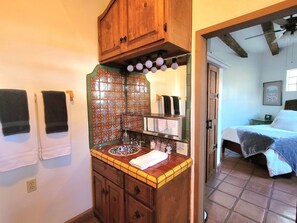 Ducha, artículos de higiene personal gratuitos, toallas y jabón