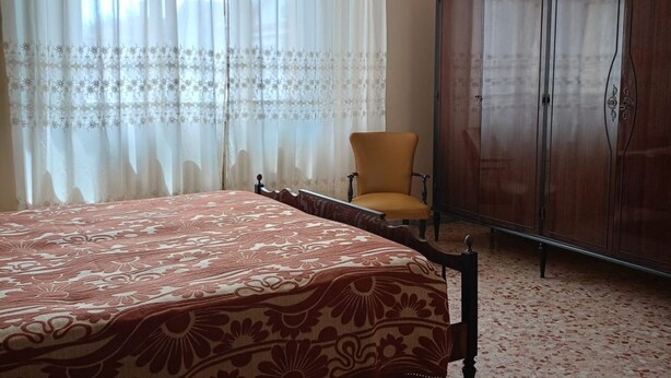 A bedroom with a bed, a chair, and a wardrobe. - SE069 - Senigallia, large four-room apartment convenient to services (Senigallia)