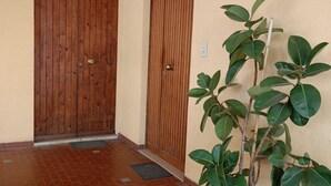 A wooden door, a potted plant, and a tiled floor. - SE069 - Senigallia, large four-room apartment convenient to services (Senigallia)